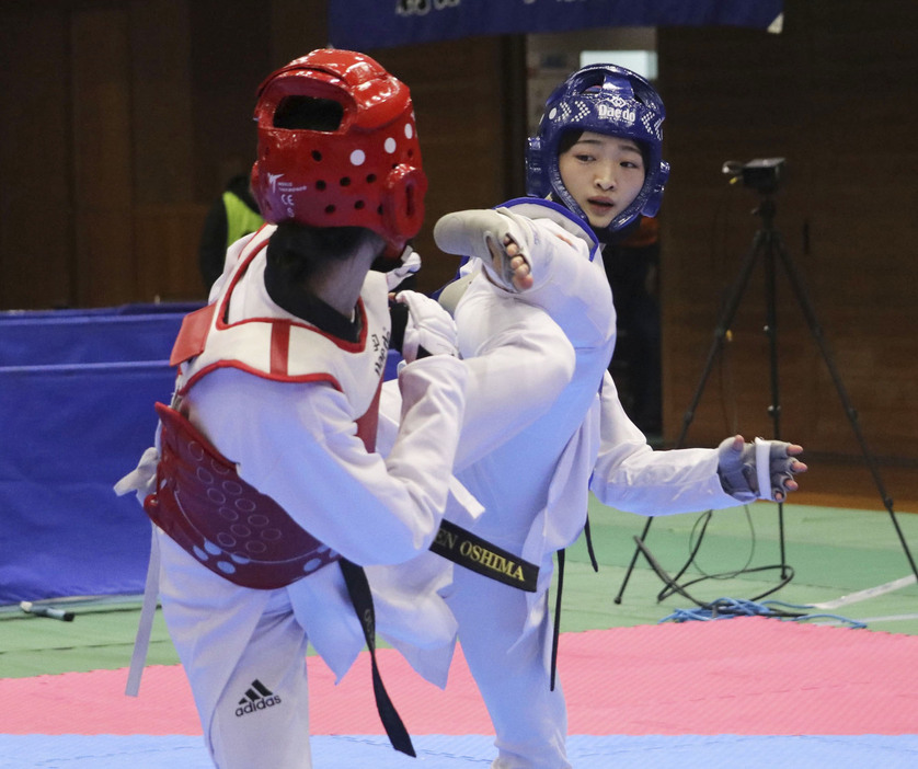 女子46キロ級決勝で攻める岡本留佳。4連覇を達成した＝愛知県武道館