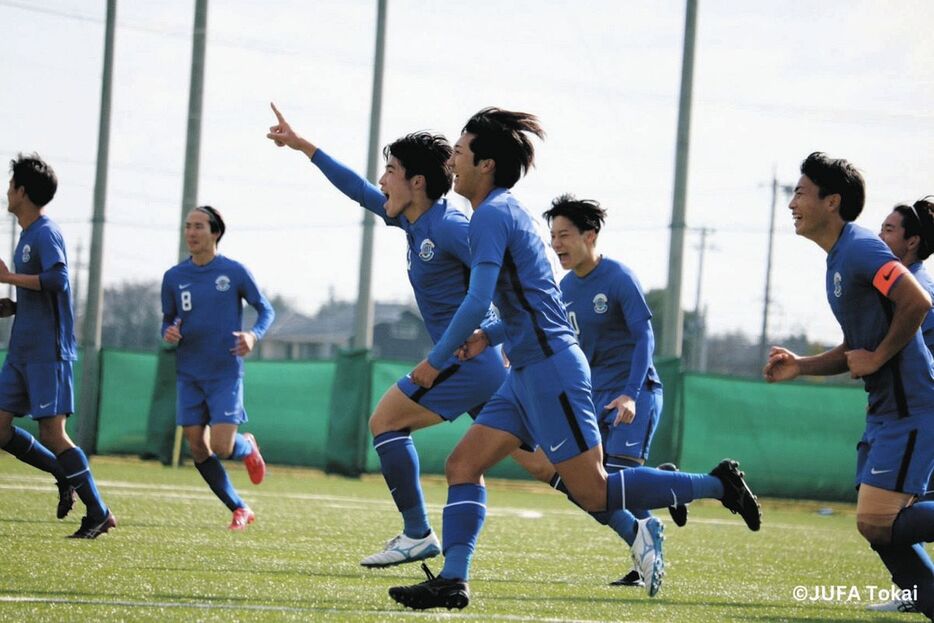 １部昇格を決めた南山大。中央手前が田中（東海学生サッカー連盟提供）