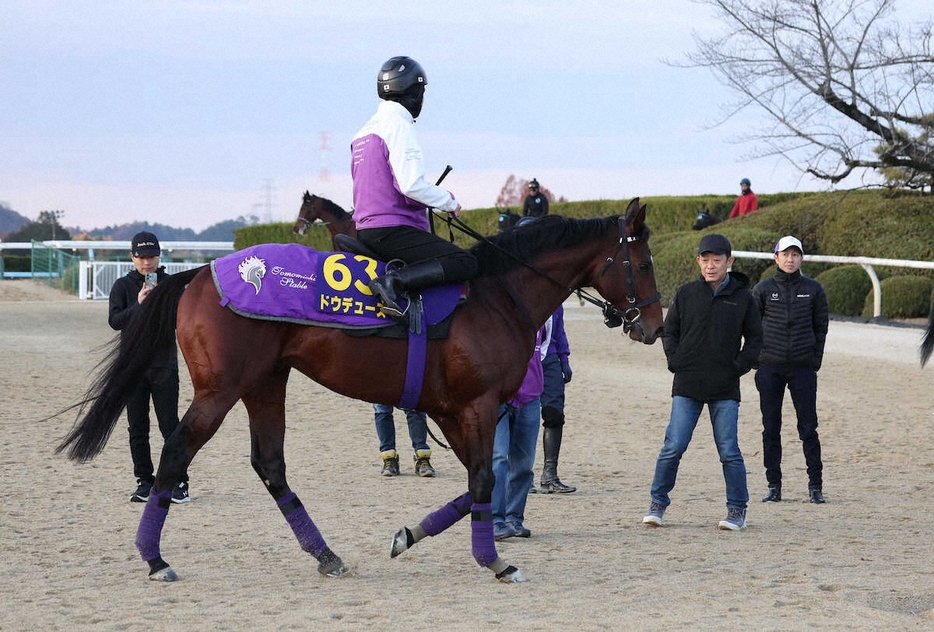 ＜有馬記念＞調教を終えたドウデュースを見守る（右から）武豊と友道師