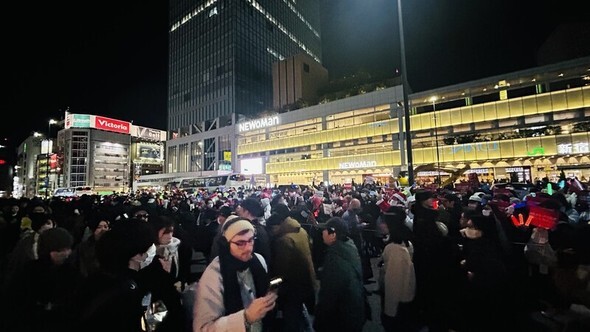 14日、東京新宿で開かれた集会で尹錫悦大統領の弾劾訴追案が可決され、参加者たちが喜んでいる