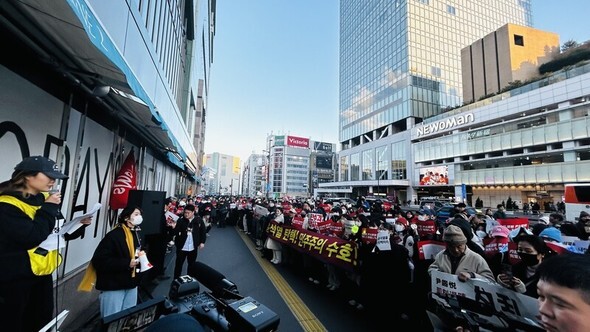 14日、東京新宿で在日コリアンたちが尹錫悦大統領の弾劾訴追案可決を求めている