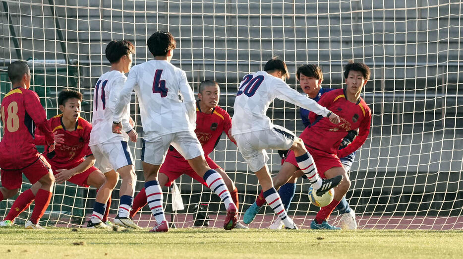 寒川対札幌大谷　後半終了間際、同点のゴールを決める寒川・藤原（撮影・たえ見朱実）