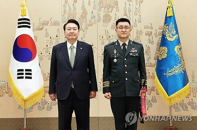 尹大統領（左）と朴安洙・陸軍参謀総長＝（聯合ニュース）