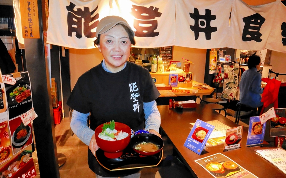 「応援がありがたかった」と話す能登丼食堂の日向さん＝福井県福井市のミニエ