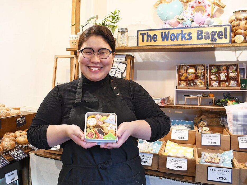 「おせちクッキー缶」を手にする店主の蓮井彩加さん