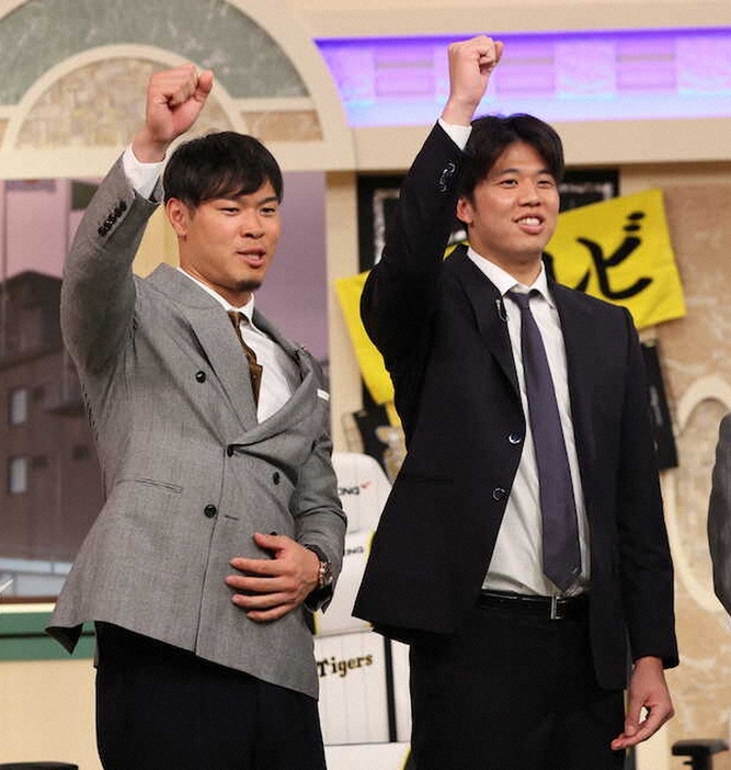 サンテレビ「熱血！タイガース党」に出演した阪神の佐藤輝（左）と才木（撮影・北條　貴史）