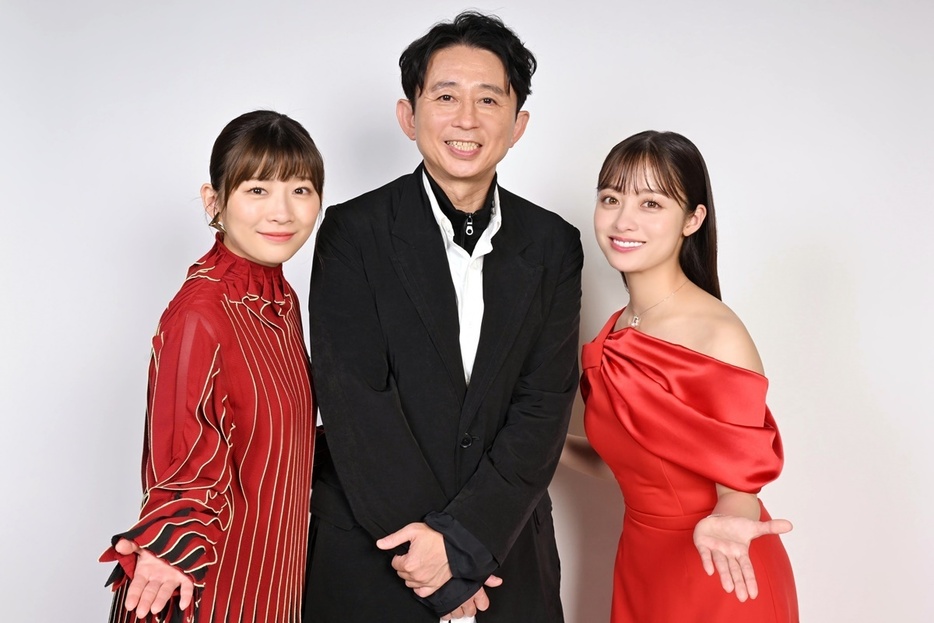 『第75回NHK紅白歌合戦』で司会を務める伊藤沙莉、有吉弘行、橋本環奈（左から）　撮影：蔦野裕