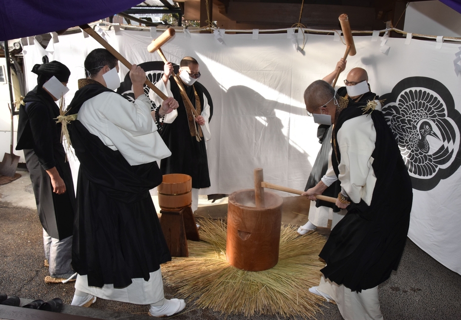 勢いよく餅をつく善光寺浄土宗一山の住職たち