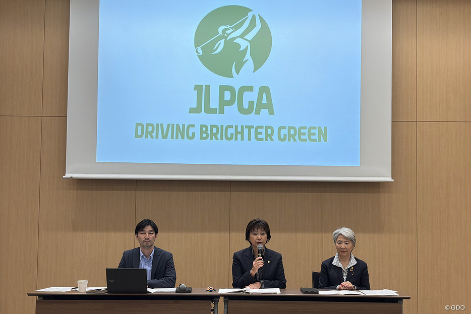 2025年の日程と規定について説明する小林浩美JLPGA会長（中央）