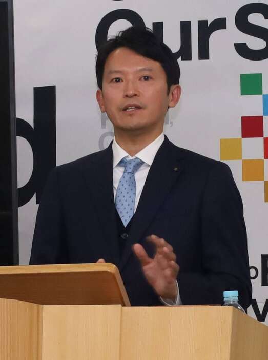 定例会見で質問に答える斎藤元彦知事＝26日午後、神戸市中央区の兵庫県庁