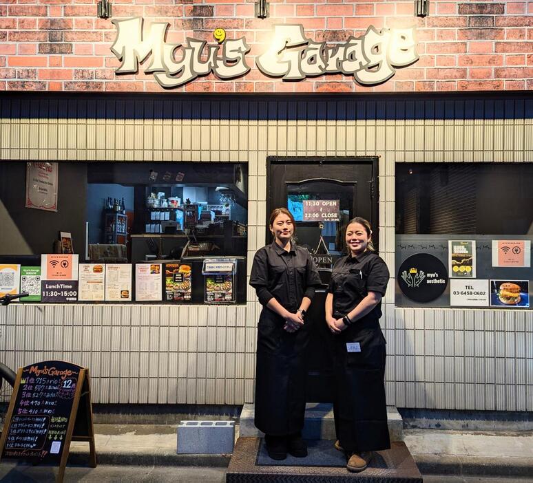 12月1日にオープンした「Myu's Garage」　右＝オーナーの谷口美結さん　左＝一緒にお店に立つ谷口さんの長女