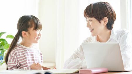 子どもに対して親が話す一言一言は、単なるコミュニケーションではありません（写真：玄武／PIXTA）