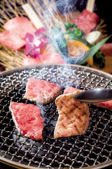 『和牛一頭焼肉　盛岡手打ち冷麺　房家（ぼうや）　東京駅店』名物　房家盛り（4種盛り）　6580円　通常カルビ系とロース系の日替わりの部位が2種ずつ盛られる