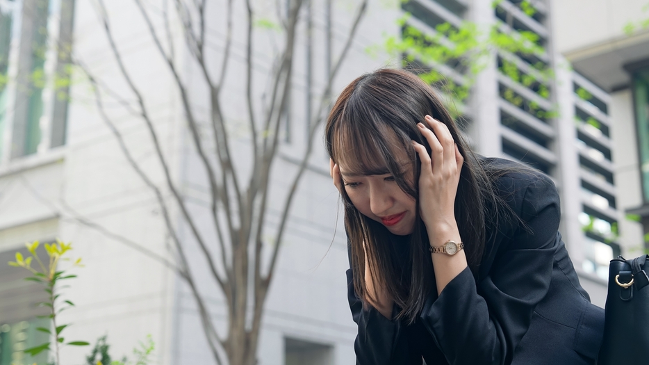 悩む女性