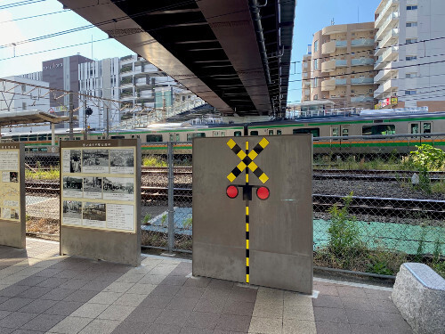 かつての「戸塚大踏切」跡。今は線路の上を歩行者用デッキがまたいでいる。左奥がＪＲ戸塚駅（２０２３年撮影）