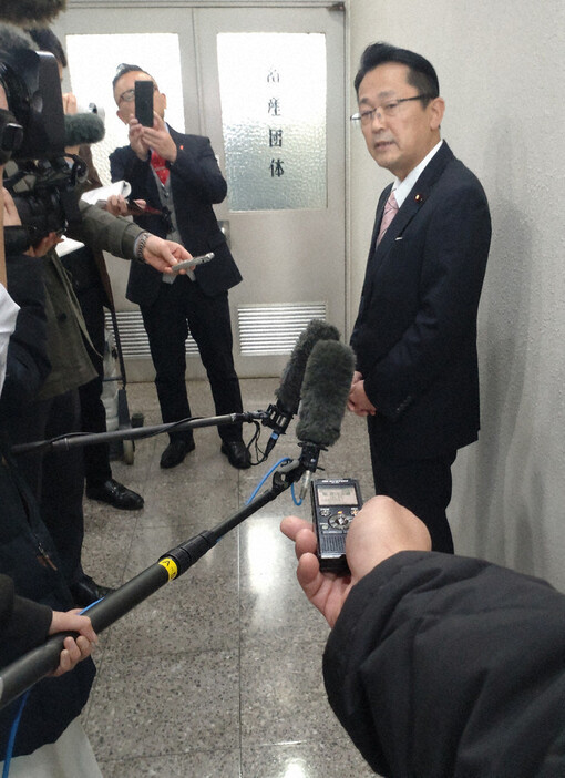 交付金返還を求める考えを示す自民党愛知県連の丹羽秀樹会長＝名古屋市中区で２０２４年１２月１４日午後２時４０分、荒川基従撮影