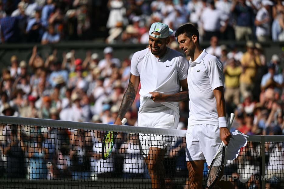 テニス、ウィンブルドン選手権、男子シングルス決勝。試合後に健闘をたたえ合うノバク・ジョコビッチ（右）とニック・キリオス（2022年7月10日撮影）。【翻訳編集】 AFPBB News