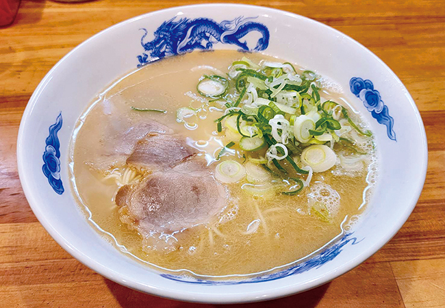 「長浜ラーメン」（600円）。チャーシューは脂身の少ない豚うで肉