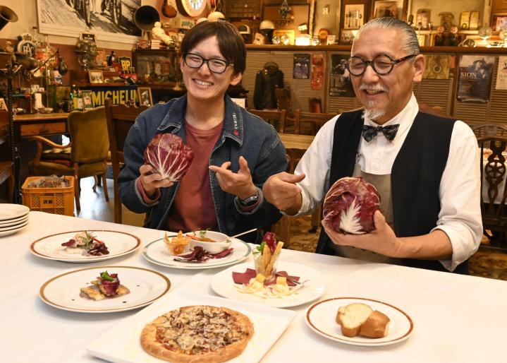 ラディッキオを使った新メニューをアピールする広見さん（右）と藤田さん