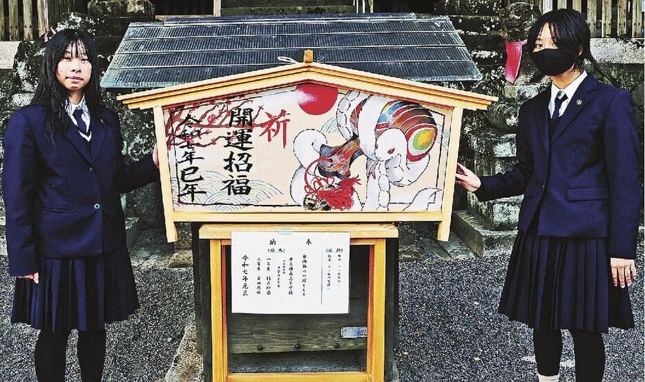 神楽神社に絵馬を奉納した、神島高校美術部の杉若玲奈さん（右）と安田珠唯さん＝和歌山県田辺市神子浜２丁目で