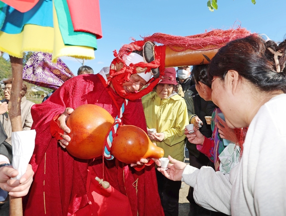 無病息災などを願うお神酒を振る舞うひょうたん様