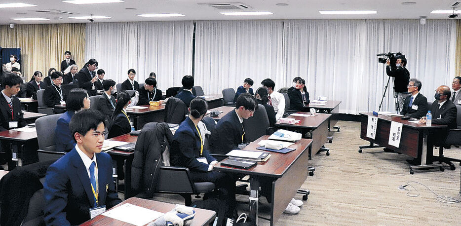 大規模校や中高一貫校について意見を述べる生徒＝富山県議事堂