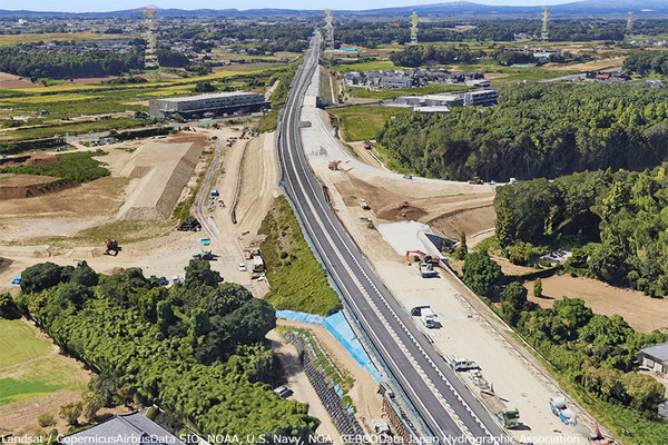 建設中のつくば西スマートIC。圏央道の4車線化も同時並行だ（画像：Google earth）。