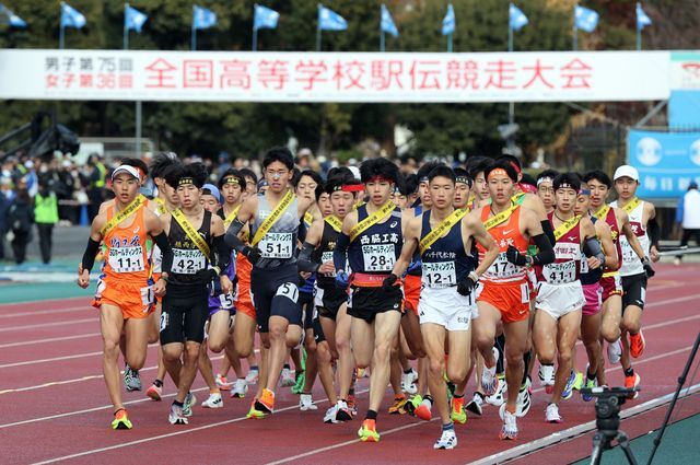 男子1区、スタートから前に行く八千代松陰の鈴木琉胤選手(写真：時事)