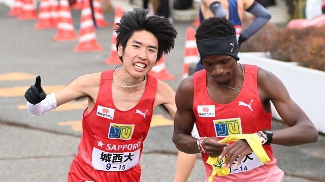 100回大会で2区を走った斎藤将也選手と3区のV.キムタイ選手のタスキ渡し(写真：日刊スポーツ/アフロ)