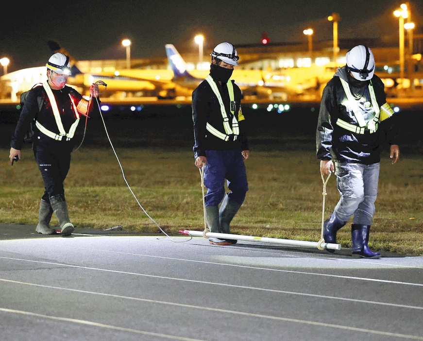 那覇空港の滑走路付近で行われた磁気探査（18日午前0時3分、那覇市で）＝貞末ヒトミ撮影