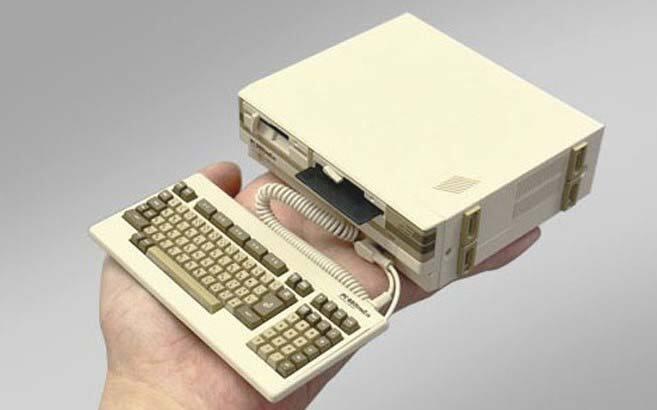 手のひらサイズの「PasocomMini PC-8801mkⅡSR」