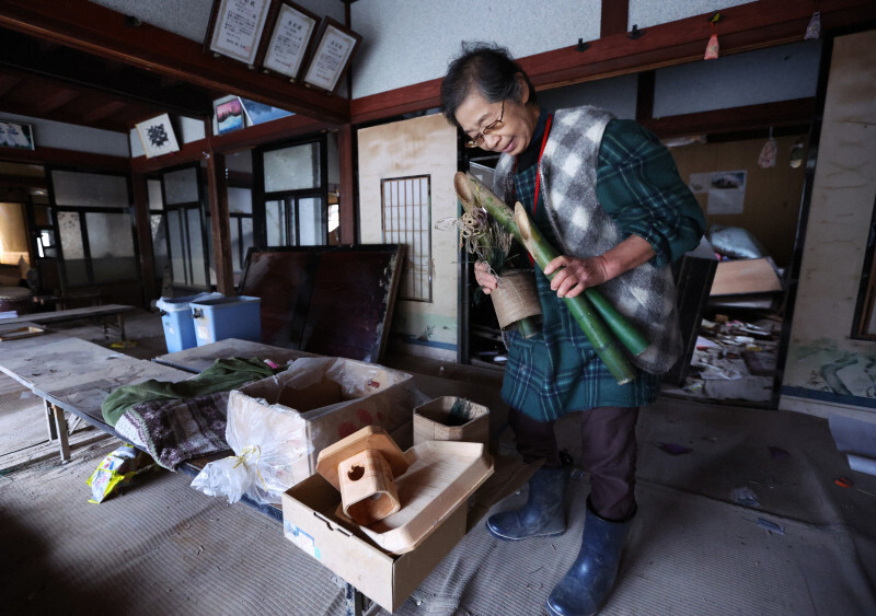 解体前の自宅に家具などを取りに来た渋洞福子さん。この日は、流された門松を見つけた＝石川県輪島市で2024年12月6日、滝川大貴撮影