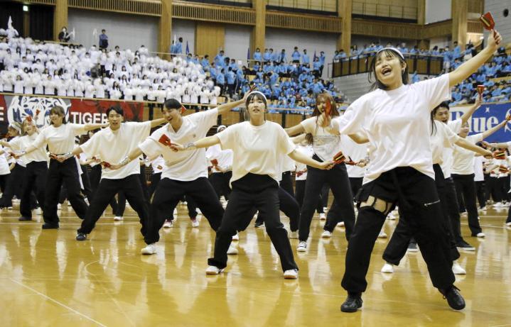 力強いダンスパフォーマンスを披露した河原学園の学生ら