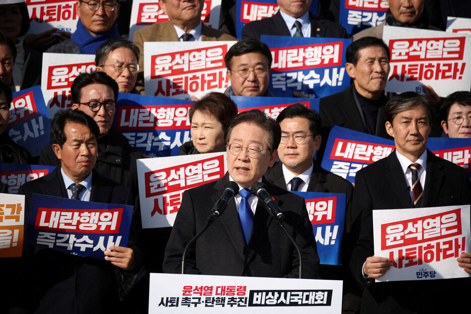 ４日、ソウルで尹錫悦・韓国大統領を非難する集会に参加する革新系最大野党「共に民主党」の李在明代表（前列中央）ら（ロイター時事）