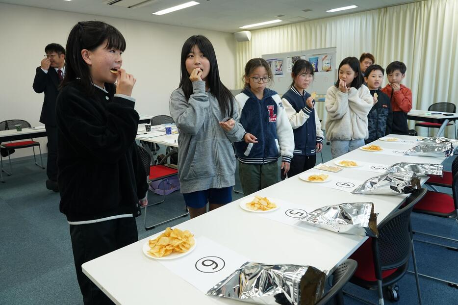 試食する児童＝蒲郡商工会議所で