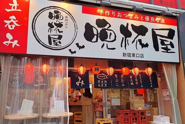 開放的な晩杯屋の店構え、店の外で飲めるところもあり