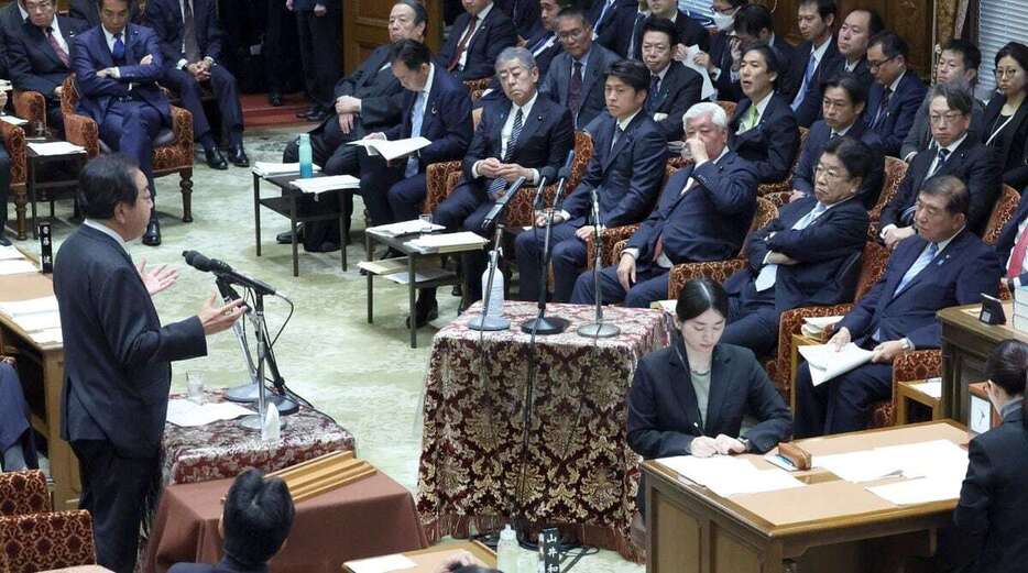 衆院予算委員会で石破茂首相（右）に質問する立憲民主党の野田佳彦代表（左）＝5日午前、国会内（春名中撮影）