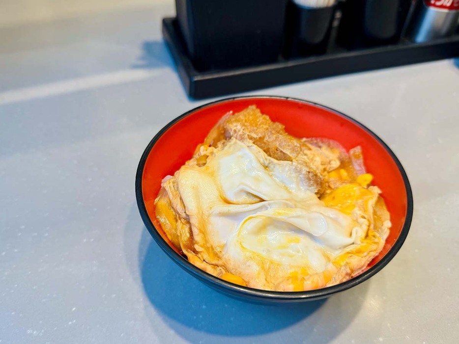 ミニかつ丼を食べるなら、わかめそばがおすすめ