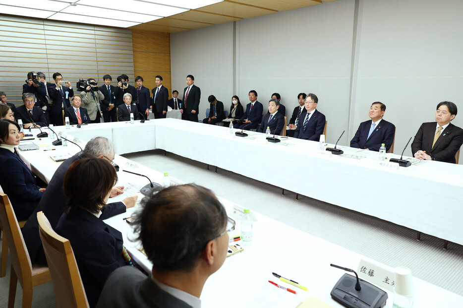 規制改革推進会議に臨む石破茂首相（右から２人目）＝２５日午後、首相官邸