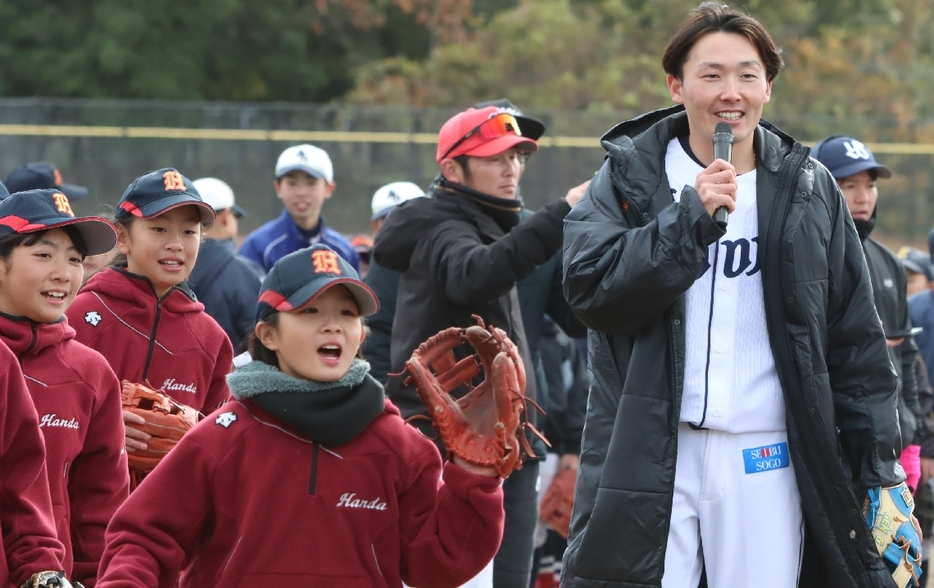 小学生のプレーを笑顔で見守る源田（右端）＝レゾナックスタジアム