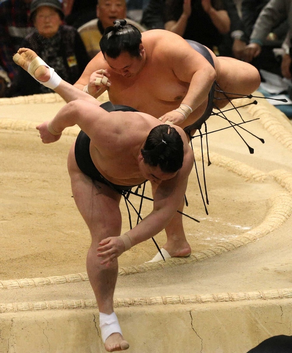 15年3月、大相撲春場所9日目に平幕の豊ノ島（奥）は横綱・日馬富士を送り出して金星ゲット。この後に両手を広げてバランスを取るポーズでフィニッシュし場内から喝采を浴びる