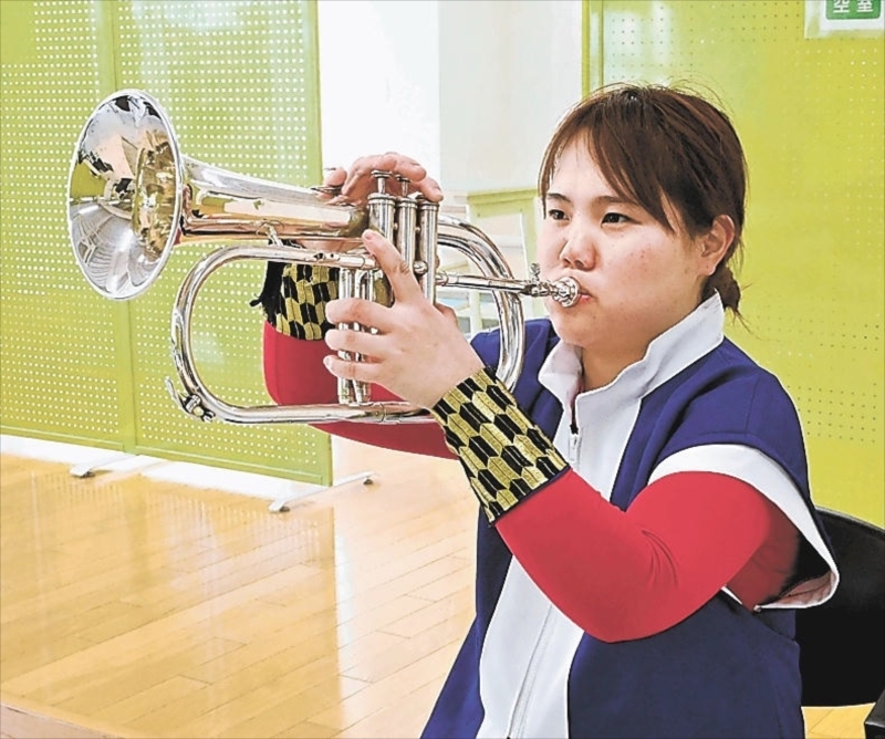 演奏を通じて後輩を勇気づけたいと意気込む西條さん