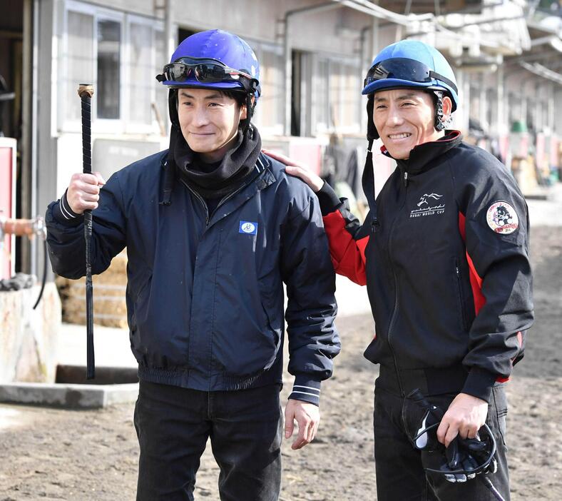 　久々の美浦トレセンで兄・吉田豊（右）と２ショットに納まる吉田隼