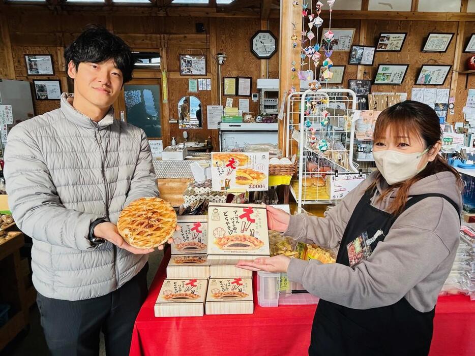 商品を紹介する清水航士さんと旬彩館スタッフ