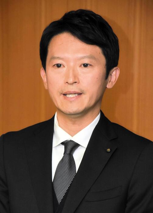 取材に応じた斎藤元彦知事＝２日午後、兵庫県庁