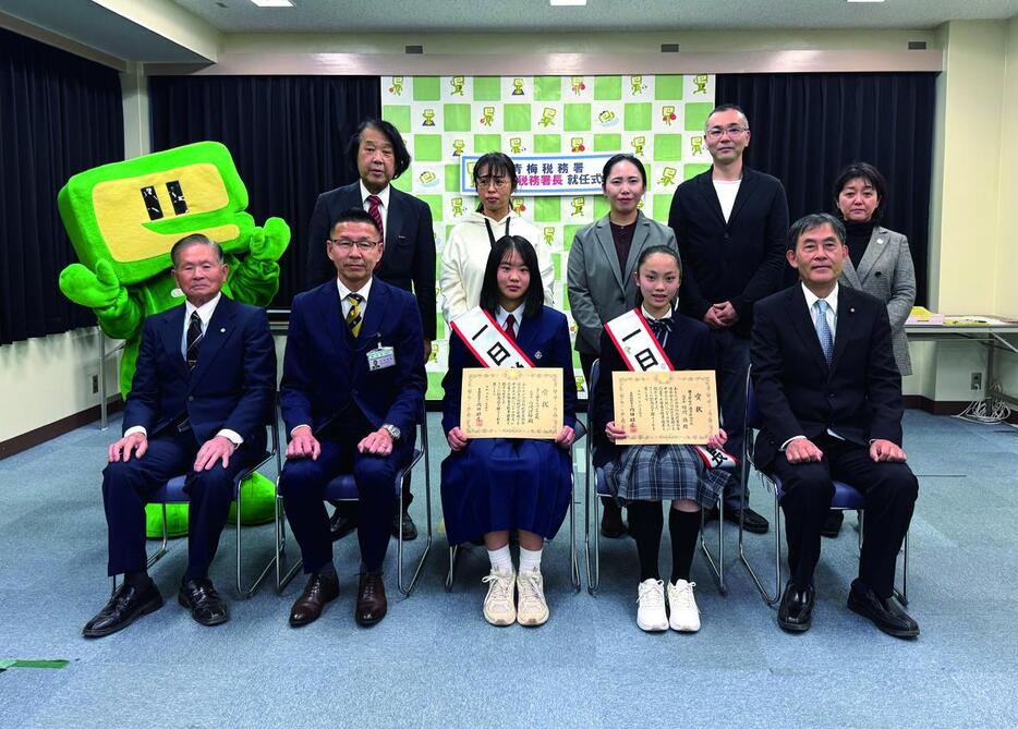 一日税務署長を務めた山崎さん（左）と杉村さん