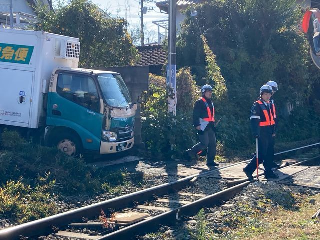 熊本電鉄の列車と衝突したトラック