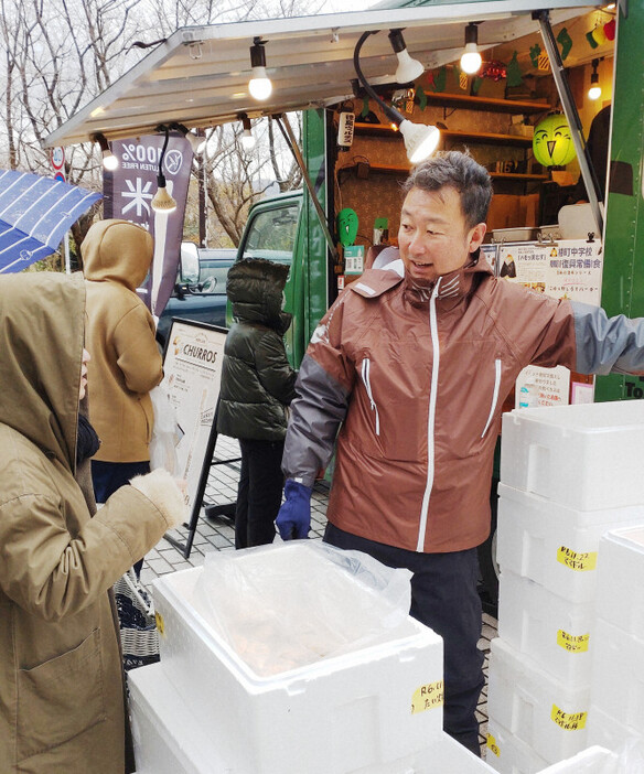 能登の人びとに「復興常備食」や揚げたてチュロスを無料で配る北條誠一さんら＝石川県輪島市内で2024年12月11日午前、井上英介撮影