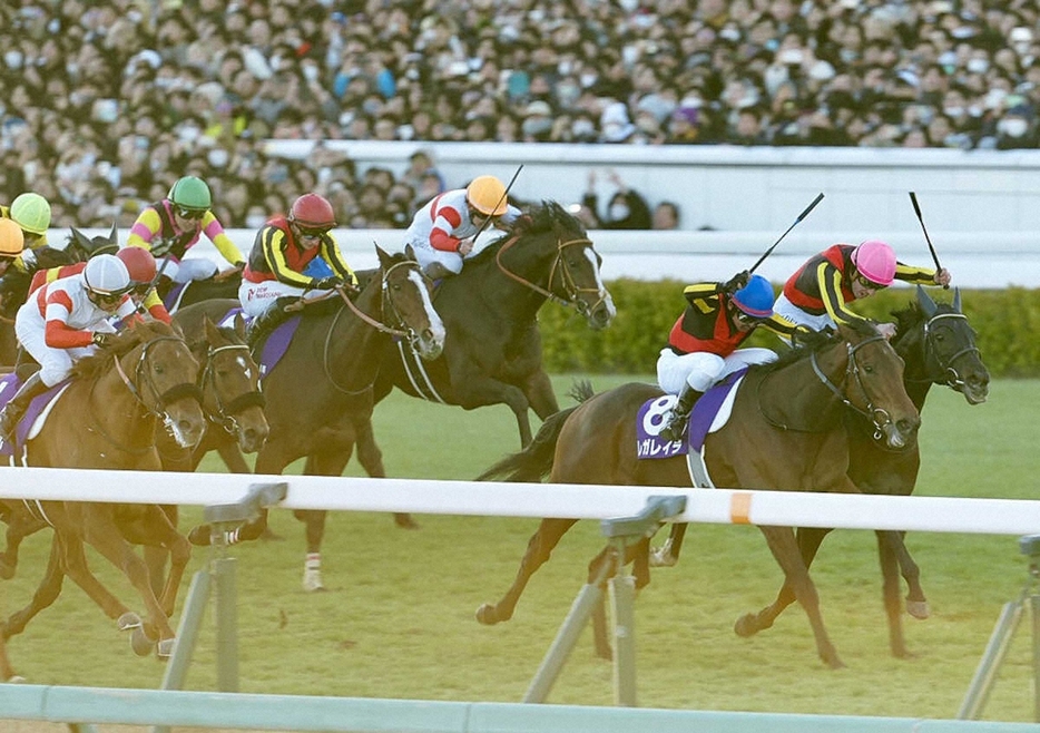 ＜有馬記念＞シャフリヤール（右）との叩き合いを制し有馬記念を制したレガレイラ（右手前）（撮影・会津　智海）