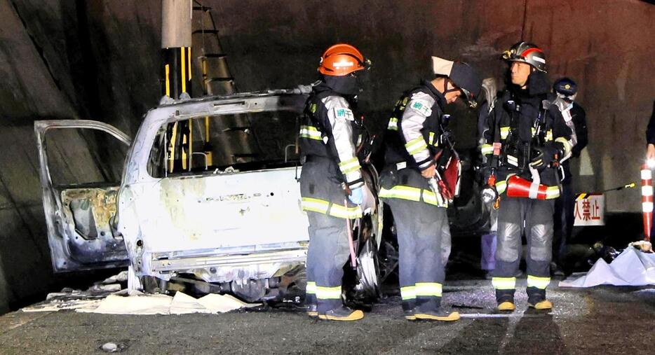 焼け焦げた車両＝３０日夜、姫路市網干区浜田